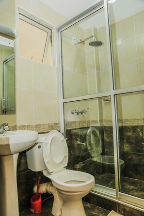 Kahden hengen standard-huone | Kylpyhuone | Suihku, tohvelit, pyyhkeet, saippua