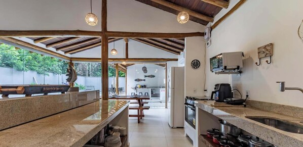 Fridge, microwave, oven, stovetop - Casa em Arraial d'Ajuda com Piscina Privativa (ARRAIAL DAJUDA)