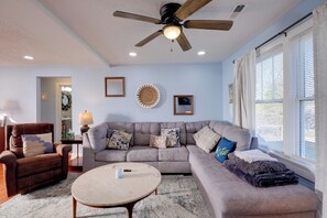 House (3 Bedrooms) | Front of property - 3 Mi to Radford University & River, Charming Home (Radford)