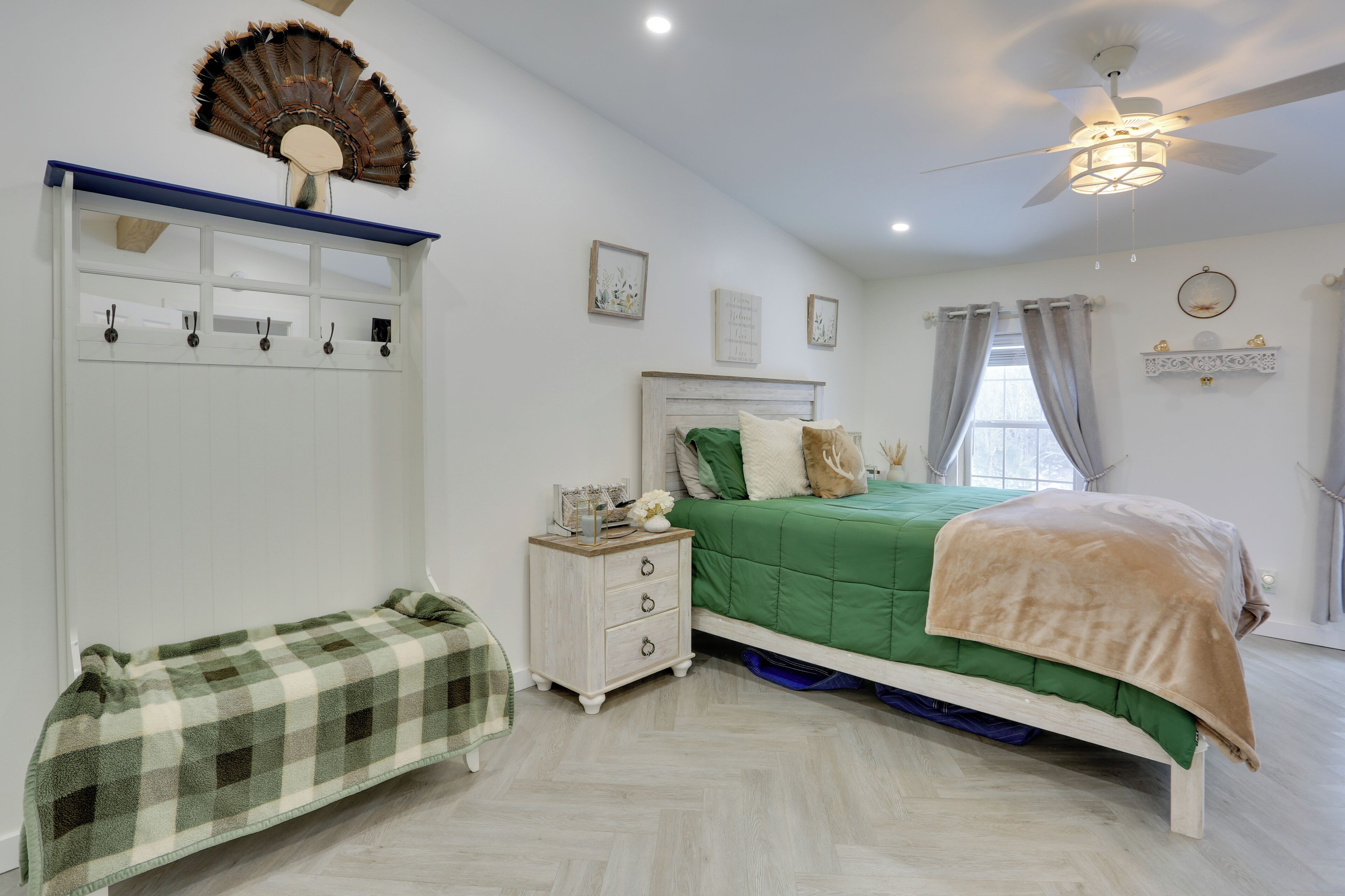 Un dormitorio con cama, mesita de noche y un banco.