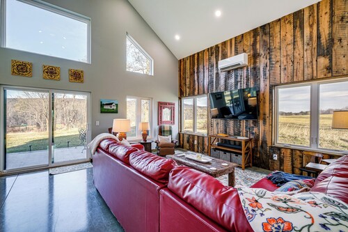 Peaceful Farmhouse Retreat 6 Mi to Virginia Tech!