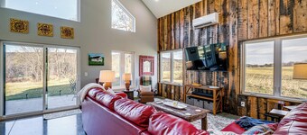 Peaceful Farmhouse Retreat 6 Mi to Virginia Tech!