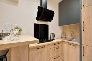 Fridge, stovetop, electric kettle, cookware/dishes/utensils - Toruńska 45C | Bydgoszcz | Cozy Studio | Parking (Bydgoszcz)