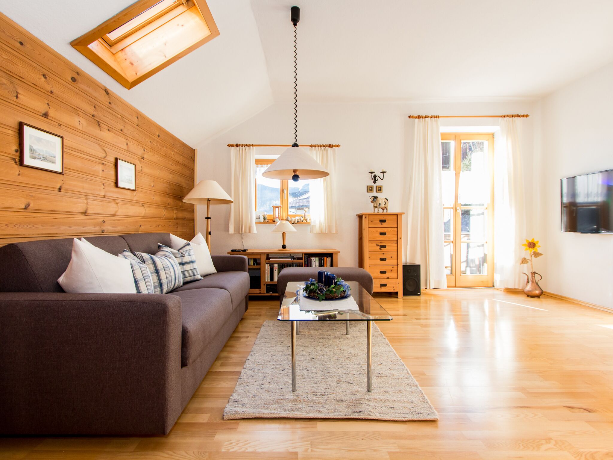 Smart-TV, DVD-Player, Bücher, Musikbibliothek