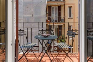 Outdoor dining - Welcome to aMare House – Your charming retreat just steps from the station!Discover the pleasure of feeling truly at home in a welcoming home, finely renovated and cared for in every detail. aMare House is the perfect place where love, family and frien (La Spezia)