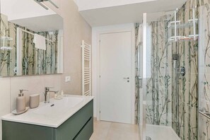 Shower, bidet - Welcome to aMare House – Your charming retreat just steps from the station!Discover the pleasure of feeling truly at home in a welcoming home, finely renovated and cared for in every detail. aMare House is the perfect place where love, family and frien (La Spezia)