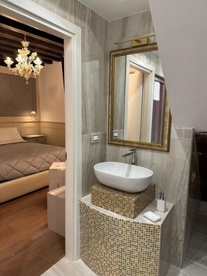 1 bedroom, iron/ironing board, Internet, bed sheets - Canal View Boutique Apartment (Venezia)