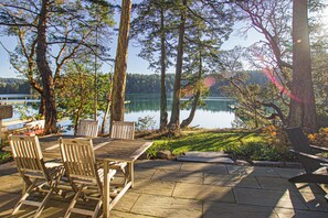 Outdoor dining - New Listing! Charming Waterfront Retreat - De Haro Bay House (Friday Harbor)