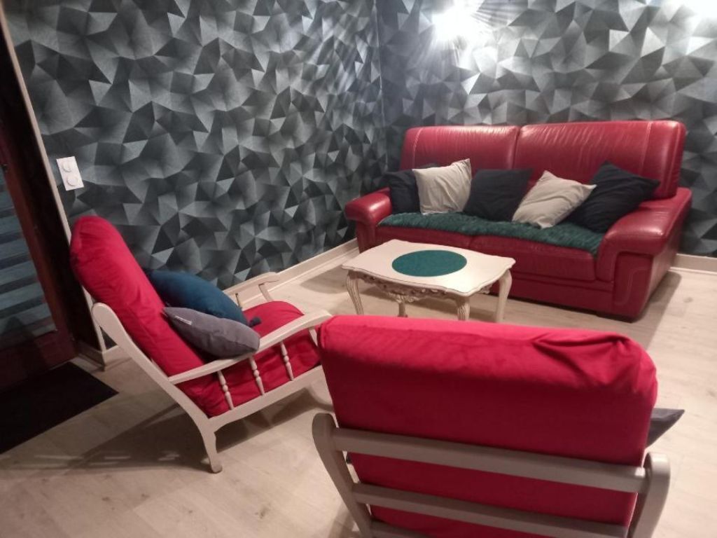 Smart-tv, een open haard, tafelvoetbal en een tafeltennistafel