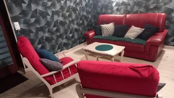 Smart-tv, een open haard, tafelvoetbal en een tafeltennistafel