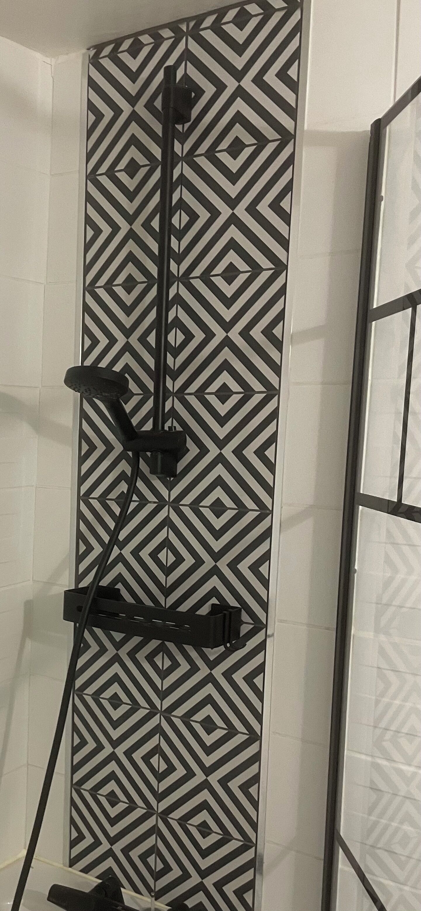 ヘアドライヤー、タオル、石鹸、トイレットペーパー