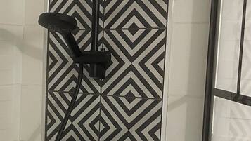 Haartrockner, Handtücher, Seife, Toilettenpapier