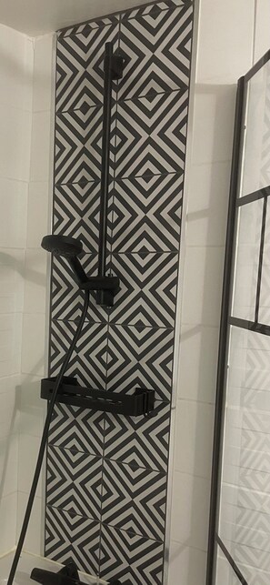 Haartrockner, Handtücher, Seife, Toilettenpapier