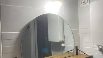 Haartrockner, Handtücher, Seife, Toilettenpapier