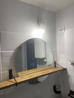 Haartrockner, Handtücher, Seife, Toilettenpapier