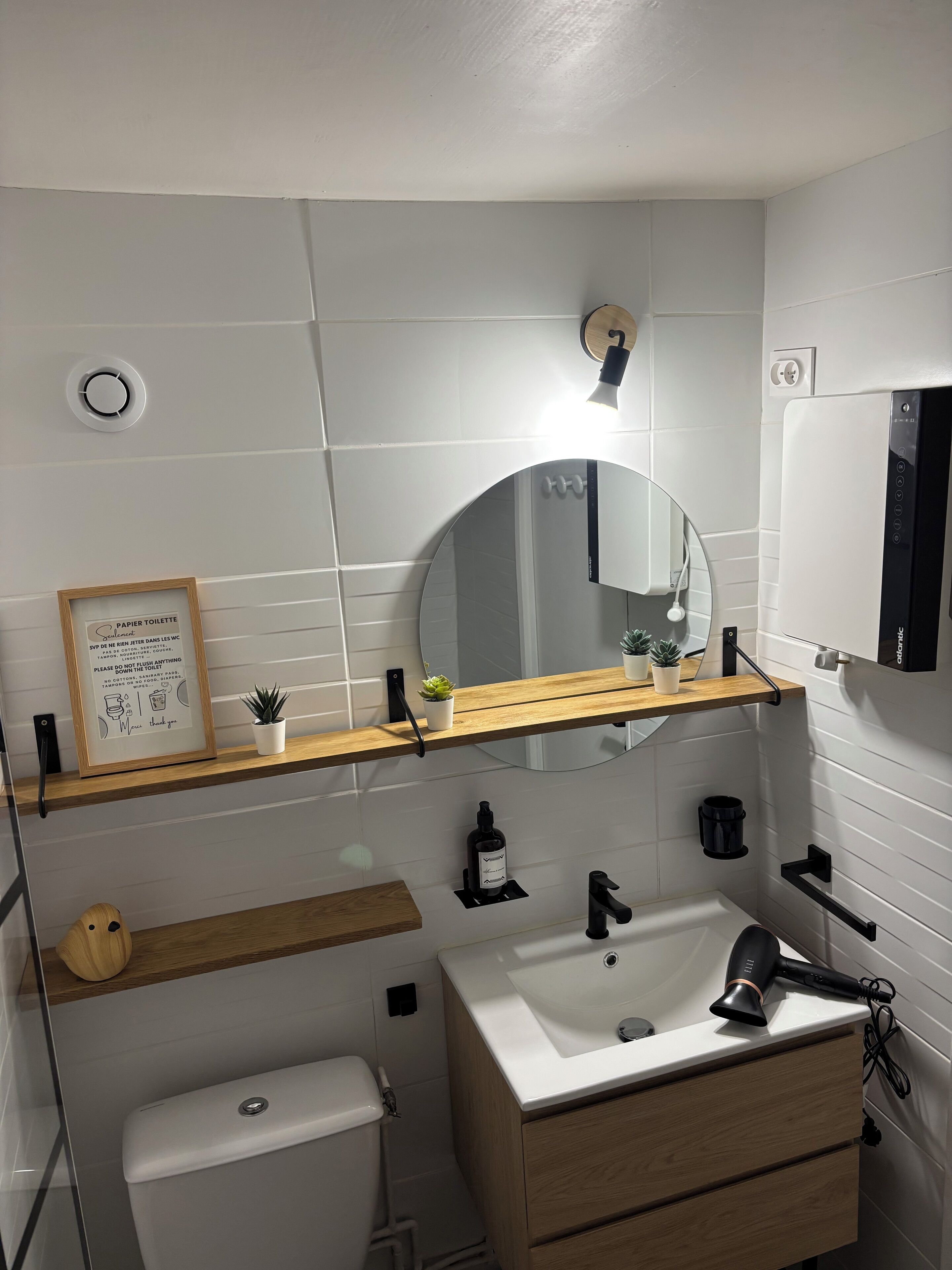 Sèche-cheveux, serviettes fournies, savon, shampoing