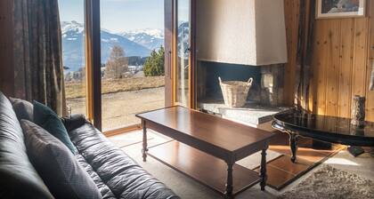The apartment is on the ground floor of a small residence in the heights of the village of Gryon, wh