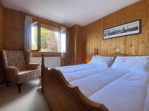 Iron/ironing board, Internet, bed sheets