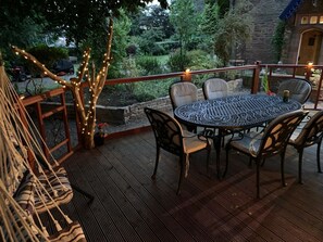 Outdoor dining - The Hermitage (Penrith)