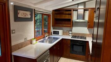 Cookware/dishes/utensils