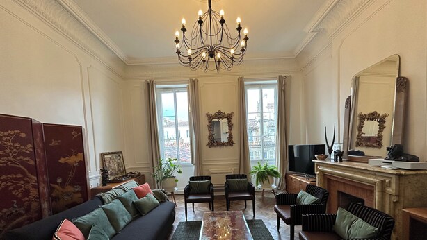 A spacious living room with a sofa, chairs, a coffee table, and a fireplace. - Haut de la Canebière Magnifique Appartement 4* (Marseille)