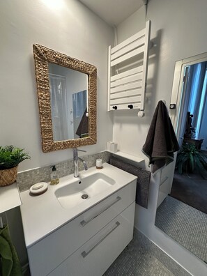 Dusche, Haartrockner, Handtücher, Seife