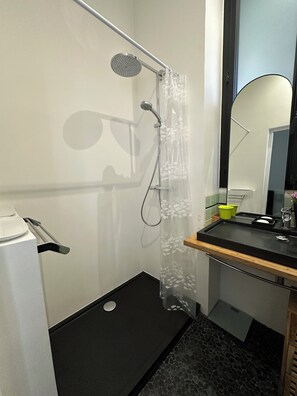 Dusche, Haartrockner, Handtücher, Seife