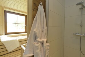 Douche, séchoir à cheveux, serviettes fournies, savon