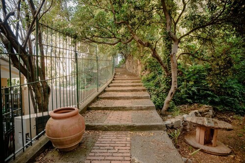 Fiordarancio is the guest house you were looking for, located in a fantastic position right above the beaches of Fegina. The room offers you an external space in front of the entrance of the structure, double bed, private bathroom and air conditioning. I