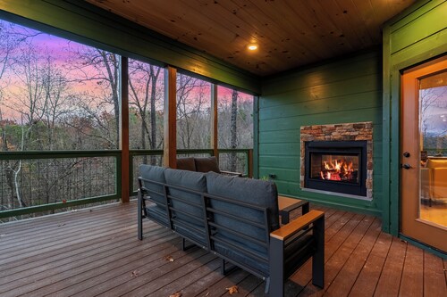 New Construction - Modern Luxury Cabin  with Movie Theater, Arcade & Hot Tub