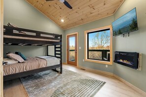 4 makuuhuonetta, silitysrauta/-lauta, ilmainen Wi-Fi, vuodevaatteet