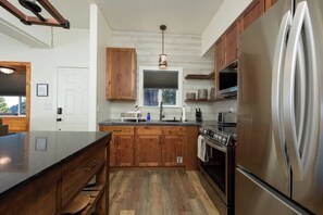 Jääkaappi, mikroaaltouuni, uuni, liesi