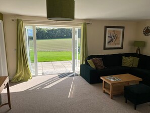 Smart TV - Gamekeepers Cottage luxury 2 bed, ensuite, hot tub, private patio, stunning view (Blandford Forum)