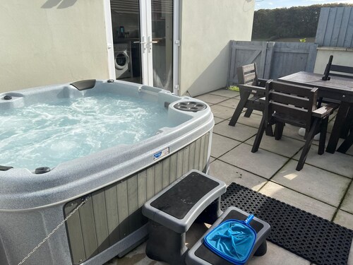 Gamekeepers Cottage luxury 2 bed, ensuite, hot tub, private patio, stunning view
