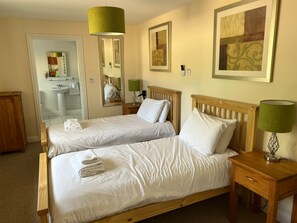 2 bedrooms, iron/ironing board, free WiFi, bed sheets - Gamekeepers Cottage luxury 2 bed, ensuite, hot tub, private patio, stunning view (Blandford Forum)