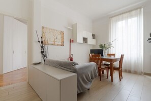 Living area - GuestHost - Elegant 80 mq apartment, perfect for 4 people, located on the third floor of a building with lift.The accommodation is located in the Porta Romana district, in a quiet residential area and a short distance from the main services.The proximity (Milan)