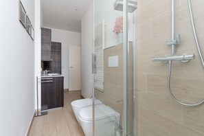 Shower, bidet, towels - GuestHost - Elegant 80 mq apartment, perfect for 4 people, located on the third floor of a building with lift.The accommodation is located in the Porta Romana district, in a quiet residential area and a short distance from the main services.The proximity (Milan)