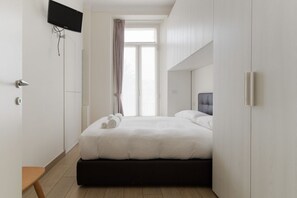 2 bedrooms, iron/ironing board - GuestHost - Elegant 80 mq apartment, perfect for 4 people, located on the third floor of a building with lift.The accommodation is located in the Porta Romana district, in a quiet residential area and a short distance from the main services.The proximity (Milan)