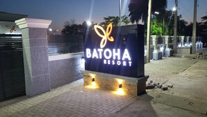 Placa para o Batoha Resort, com texto iluminado e um logotipo decorativo.
