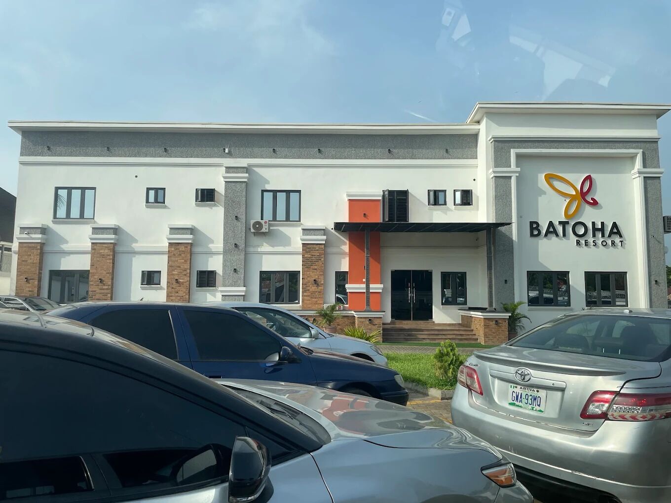 Un moderno edificio de hotel con un logotipo y nombre destacados.