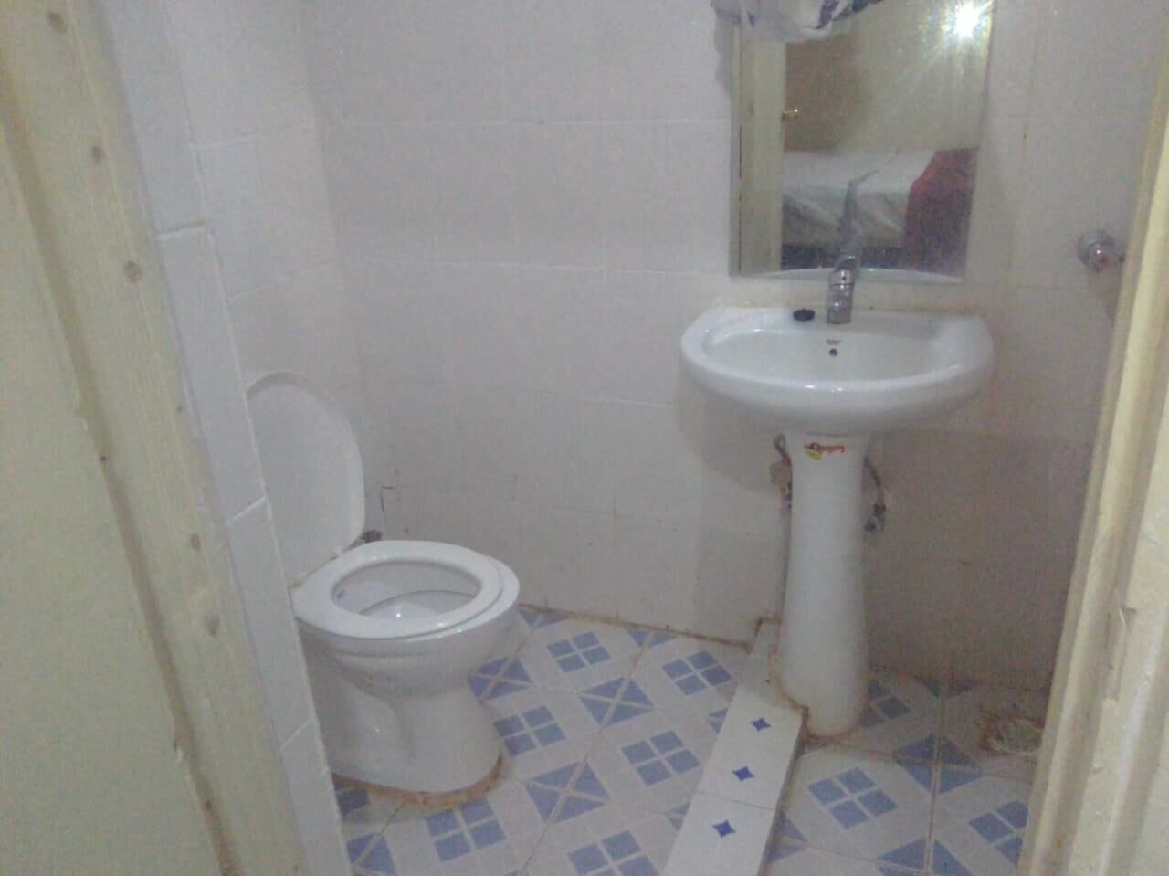 Habitación Deluxe doble, vistas al jardín | Baño | Ducha, artículos de higiene personal gratuitos, zapatillas y toallas