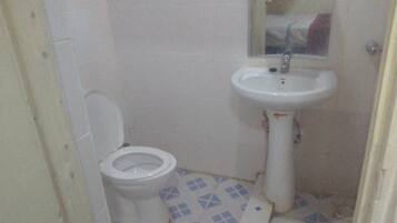 Habitación Deluxe doble, vistas al jardín | Baño | Ducha, artículos de higiene personal gratuitos, zapatillas y toallas