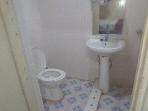 Phòng đôi Deluxe, quang cảnh vườn | Phòng tắm | Buồng tắm vòi sen, đồ dùng nhà tắm miễn phí, dép đi trong nhà 