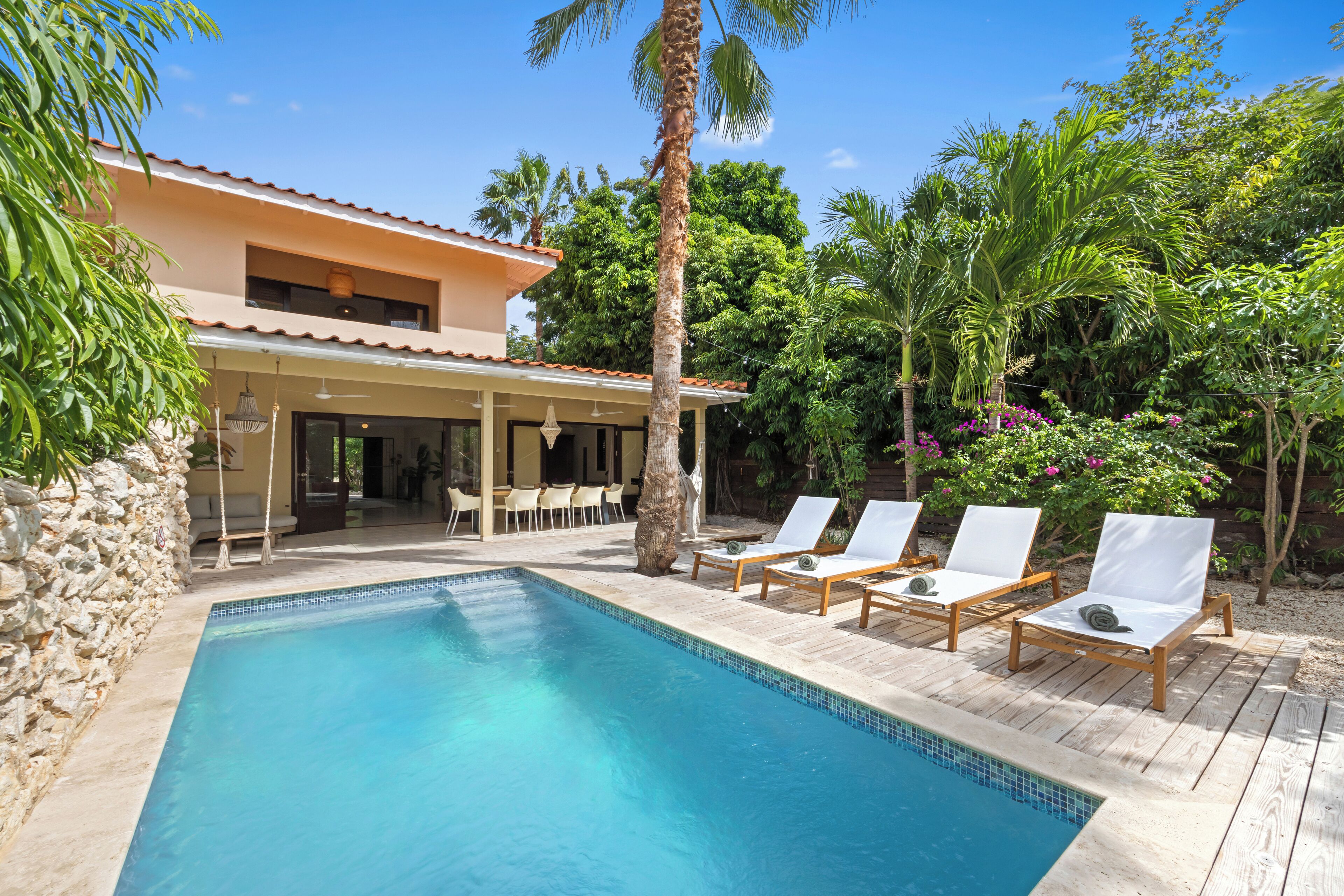 Villa, vista a la alberca | Alberca | Alberca al aire libre y camastros 
