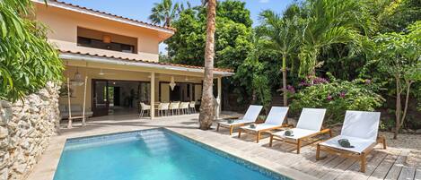 Villa, vista a la alberca | Alberca | Alberca al aire libre y camastros