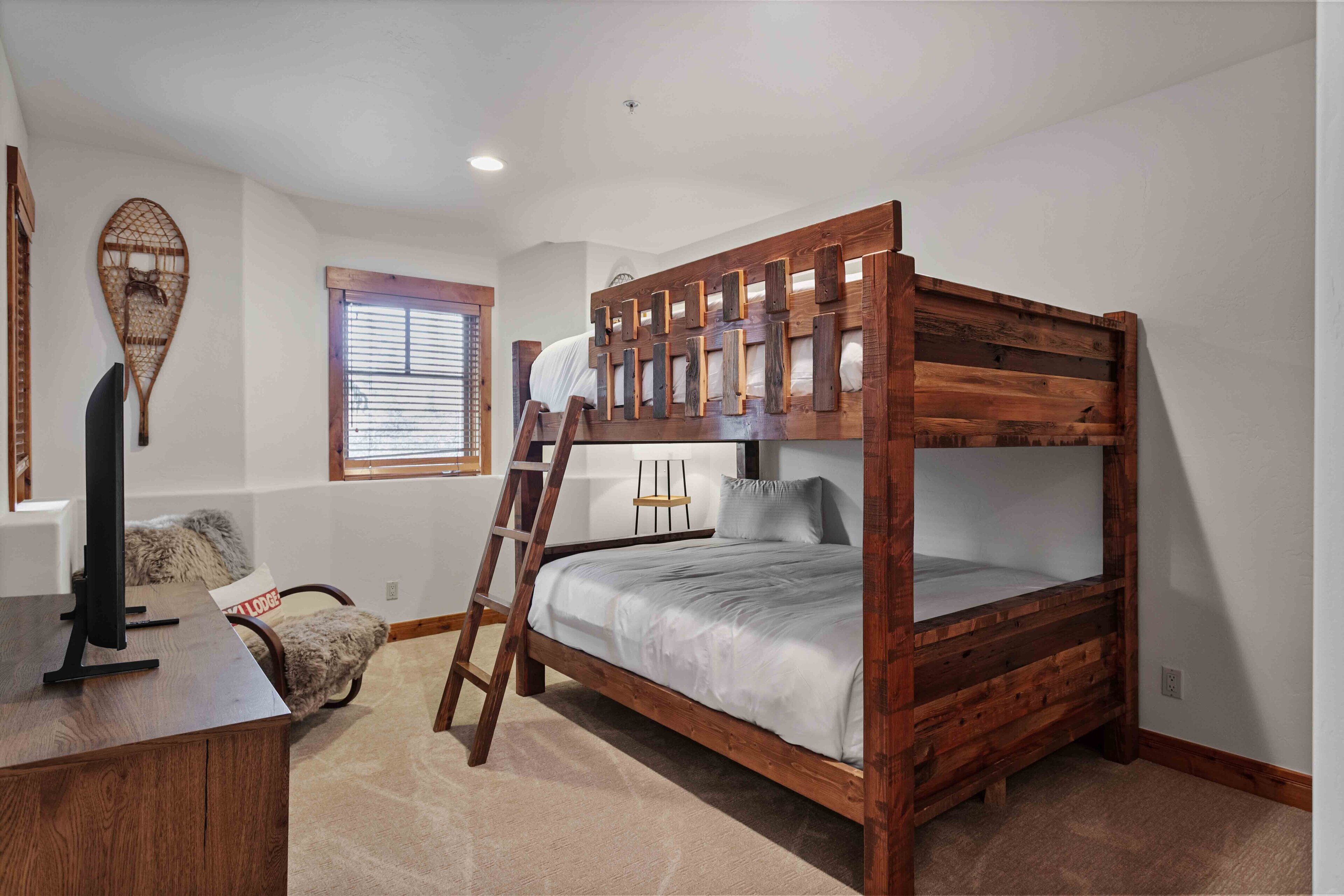 Condo, 5 Bedrooms | 5 bedrooms, free WiFi