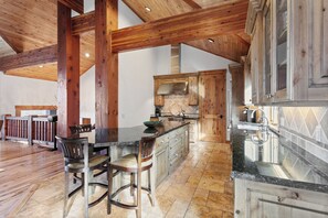 Apartment, 5 Schlafzimmer | Speisen