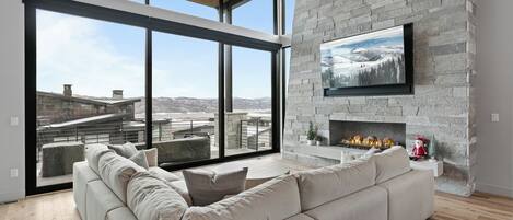 House, 5 Bedrooms | Living area