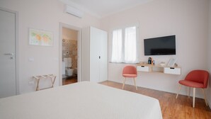 A bedroom with a large bed, two chairs, a TV, and a desk with a computer. - Fiordarancio is the guest house you were looking for, located in a fantastic position right above the beaches of Fegina. The room offers you a sea view balcony, double bed, private bathroom and air conditioning.PLEASE remember that in order to find yours (Monterosso)