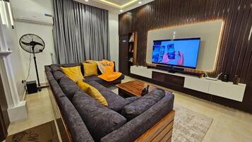 Familienapartment, Balkon, Stadtblick | Wohnbereich